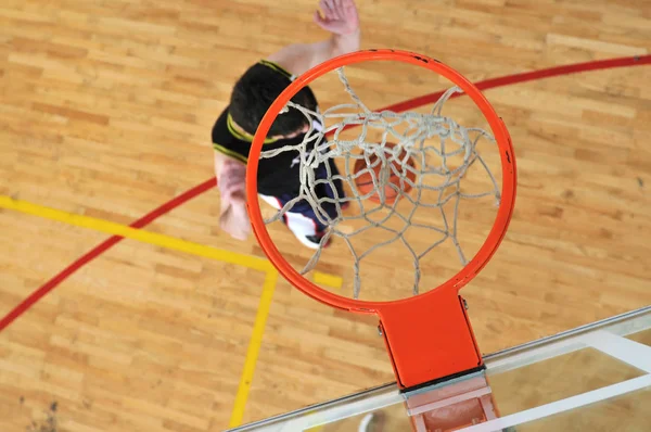 Jeden Zdravý Mladý Muž Hrát Basketbal Školní Tělocvičně Krytého — Stock fotografie