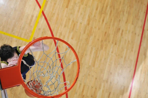 Ein Gesunder Junger Mann Spielt Basketballspiel Der Schulsporthalle — Stockfoto