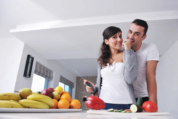 Jovem Casal Feliz Divertir Cozinha Moderna Interior Enquanto Prepara Frutas — Fotografia de Stock