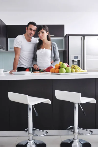 Feliz Pareja Joven Divierten Cocina Moderna Interior Mientras Preparan Frutas —  Fotos de Stock