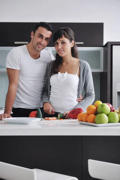 Jovem Casal Feliz Divertir Cozinha Moderna Interior Enquanto Prepara Frutas — Fotografia de Stock