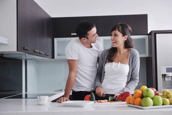 Jovem Casal Feliz Divertir Cozinha Moderna Interior Enquanto Prepara Frutas — Fotografia de Stock