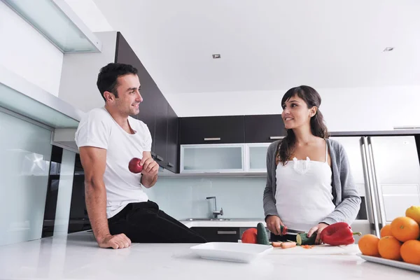 Feliz Pareja Joven Divierten Cocina Moderna Interior Mientras Preparan Frutas —  Fotos de Stock