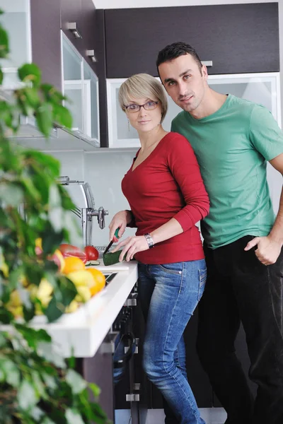 Jovem Casal Feliz Divertir Cozinha Moderna Interior Enquanto Prepara Frutas — Fotografia de Stock