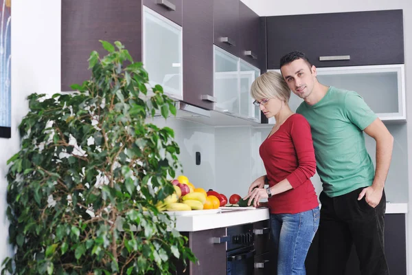 Feliz Pareja Joven Divierten Cocina Moderna Interior Mientras Preparan Frutas —  Fotos de Stock