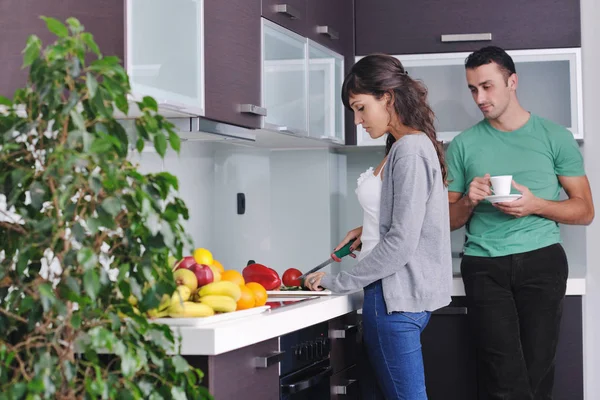 Jovem Casal Feliz Divertir Cozinha Moderna Interior Enquanto Prepara Frutas — Fotografia de Stock