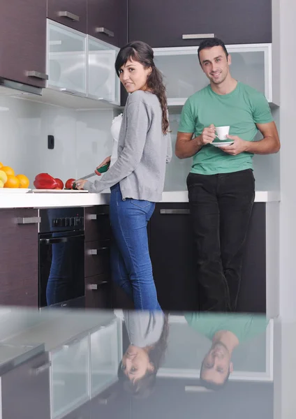 Jovem Casal Feliz Divertir Cozinha Moderna Interior Enquanto Prepara Frutas — Fotografia de Stock