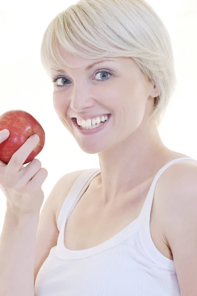 Heureuse Jeune Femme Manger Pomme Verte Isolé Sur Fond Blanc — Photo