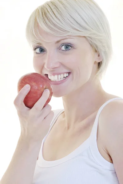 Lycklig Ung Kvinna Äter Grönt Äpple Isolerad Vit Bakrund Studion — Stockfoto