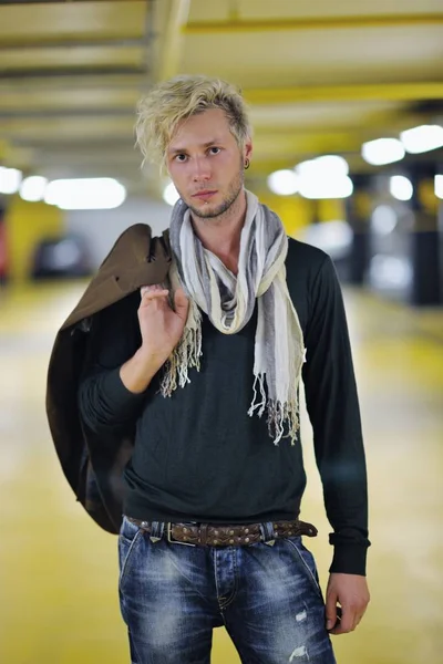 Porträtt Stilig Ung Man Med Urban Bakgrund Och Mode Kläder — Stockfoto