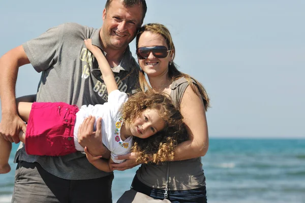 Šťastná Mladá Rodina Bavit Žít Zdravý Životní Styl Pláži — Stock fotografie