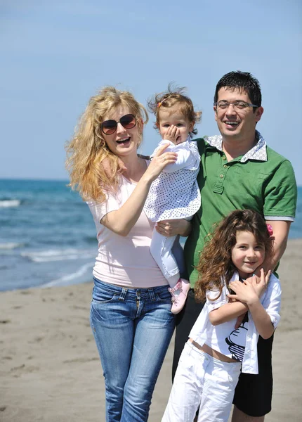 Feliz Familia Joven Divertirse Vivir Estilo Vida Saludable Playa —  Fotos de Stock