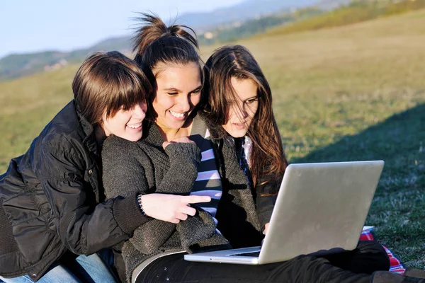 Grupo Adolescente Mulher Livre Divertir Estudar Lição Casa Computador Portátil — Fotografia de Stock