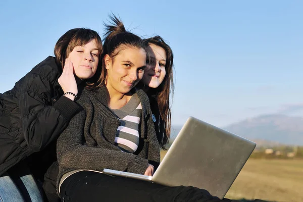 Grupo Adolescente Mulher Livre Divertir Estudar Lição Casa Computador Portátil — Fotografia de Stock