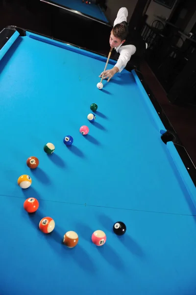 Genç Profesyonel Bilardo Oyuncusu Bilardo Bilardo Oyununda Iyi Çözümü Dik — Stok fotoğraf