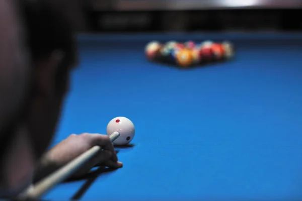 Genç Profesyonel Bilardo Oyuncusu Bilardo Bilardo Oyununda Iyi Çözümü Dik — Stok fotoğraf