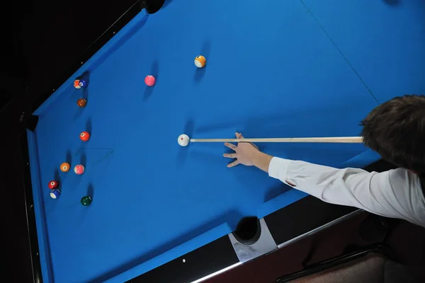 Genç Profesyonel Bilardo Oyuncusu Bilardo Bilardo Oyununda Iyi Çözümü Dik — Stok fotoğraf