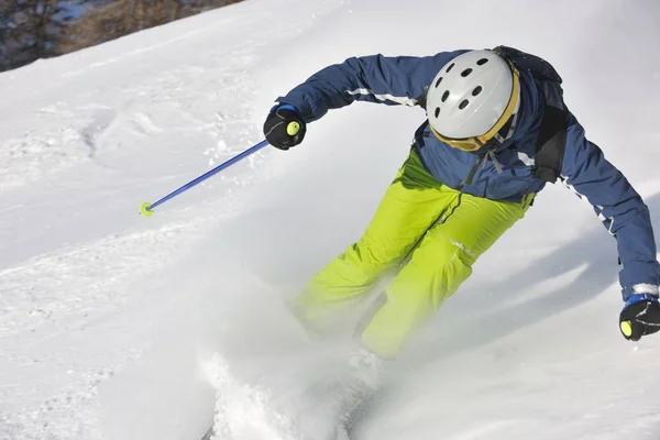 Skifahrer Beim Skifahren Auf Frischem Pulverschnee Mit Sonne Und Bergen — Stockfoto