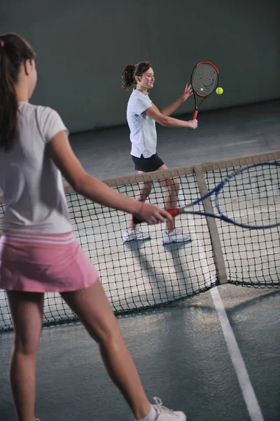 Молодые Девушки Играют Теннис Indoori Теннисном Корте — стоковое фото