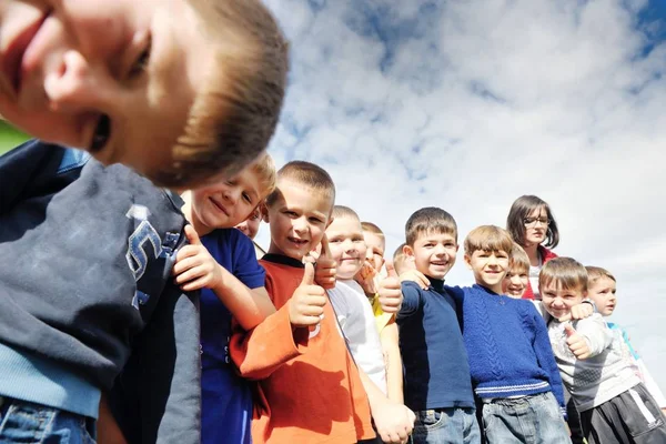 Feliz Grupo Niños Niños Divertirse Jugar Jardín Infantes Aire Libre — Foto de Stock