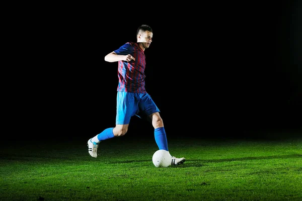 Fußballspieler Beim Kicken Mit Ball Auf Fußballplatz Isoliert Auf Schwarzem — Stockfoto