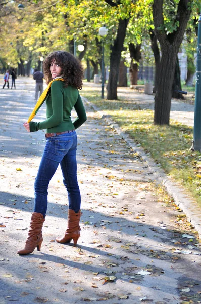 Morena Mujer Joven Linda Con Bufanda Colorida Posando Aire Libre — Foto de Stock