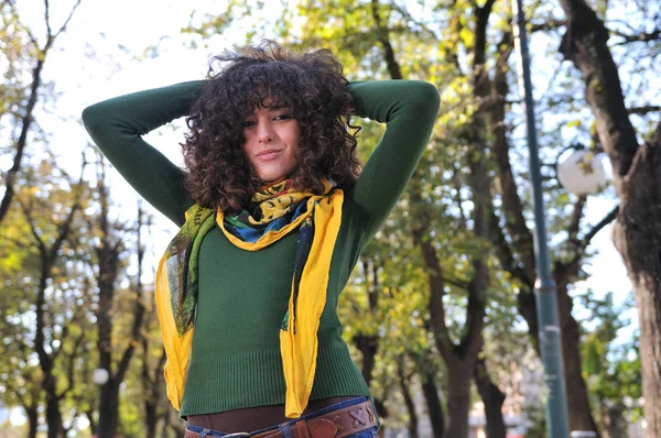 Morena Mujer Joven Linda Con Bufanda Colorida Posando Aire Libre — Foto de Stock