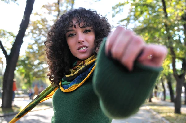 Morena Bonito Jovem Mulher Com Cachecol Colorido Posando Livre Natureza — Fotografia de Stock