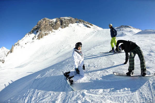 快乐的人组有乐趣的雪在冬季的山上与蓝天和新鲜空气 — 图库照片