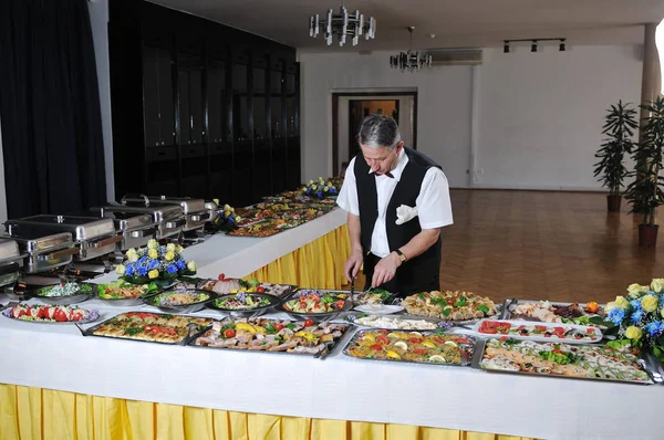 Catering Buffet Comida Festa Preparação Homem — Fotografia de Stock