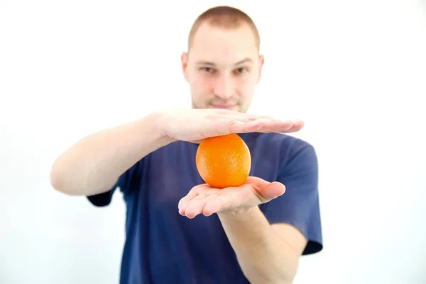 Mężczyzna Trzymający Pomarańczę Dłoni — Zdjęcie stockowe