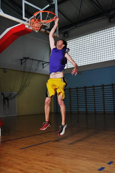 Jeden Zdrowy Młody Człowiek Grać Mecz Koszykówki Szkole Siłowni Kryty — Zdjęcie stockowe