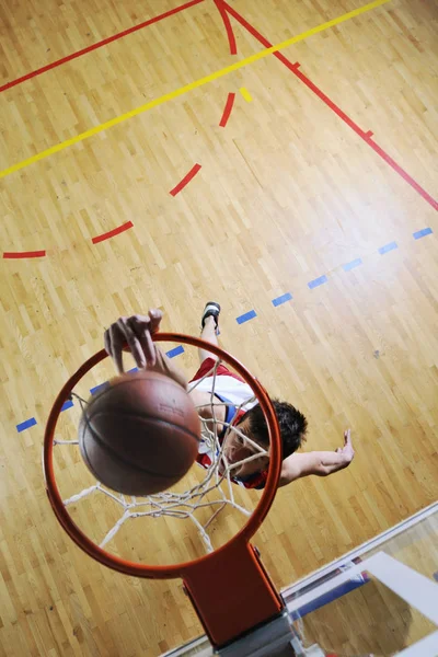 Junger Gesunder Mann Spielt Basketballspiel Turnhalle — Stockfoto