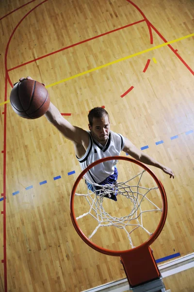 Молодой Здоровый Человек Играет Баскетбол Помещении Спортзала — стоковое фото