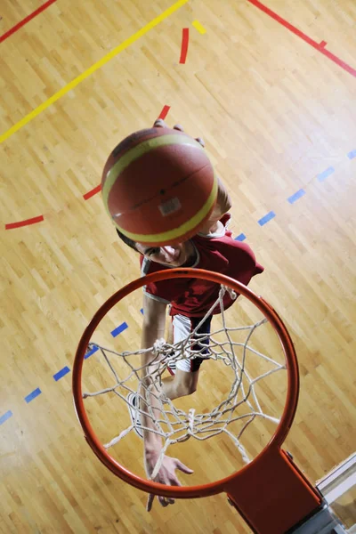 Ung Frisk Man Spela Basket Spel Inomhus Gymmet — Stockfoto