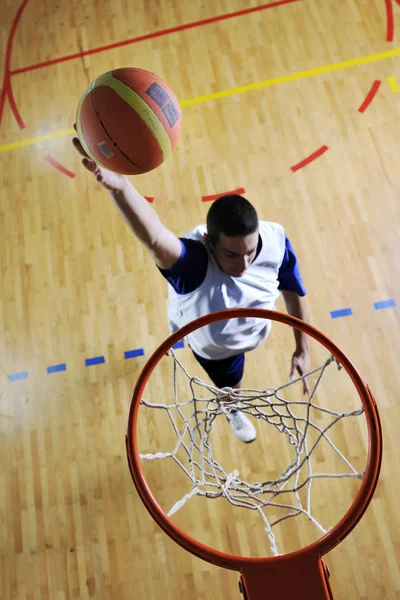 健康的年轻人在体育馆里玩室内篮球赛 — 图库照片