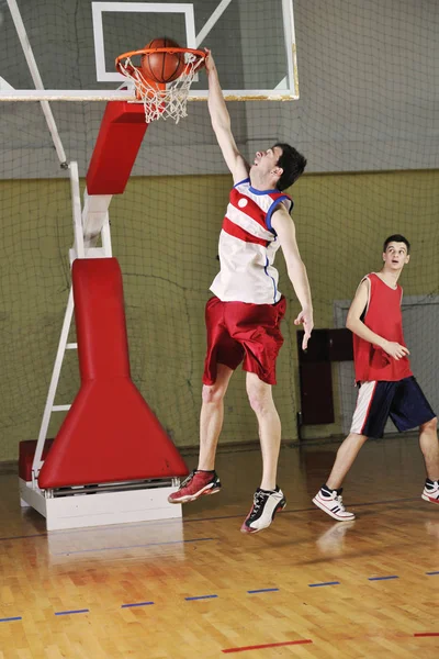Młody Zdrowy Człowiek Grać Koszykówkę Gry Kryty Siłowni — Zdjęcie stockowe