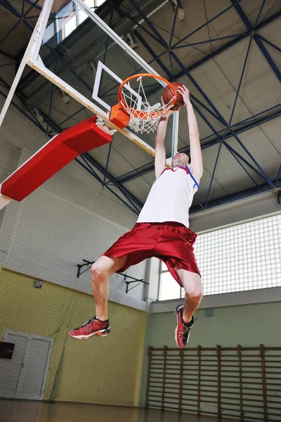 Ung Frisk Man Spela Basket Spel Inomhus Gymmet — Stockfoto