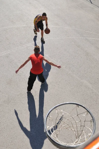 Gorup Giovani Ragazzi Che Giocano Basket All Aperto Strada Con — Foto Stock