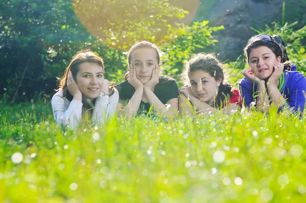 Glücklich Teen Mädchen Gruppe Outdoor Haben Spaß — Stockfoto