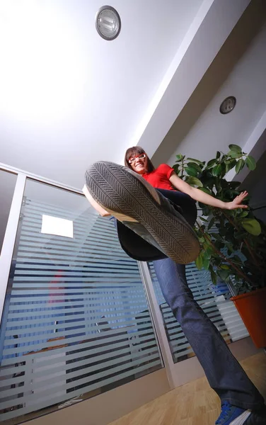 Homme Dans Bureau Avec Aspirateur — Photo