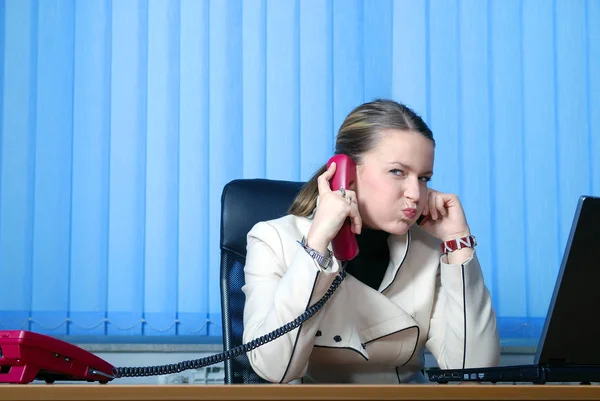 Junge Geschäftsfrau Arbeitet Büro Einem Laptop — Stockfoto