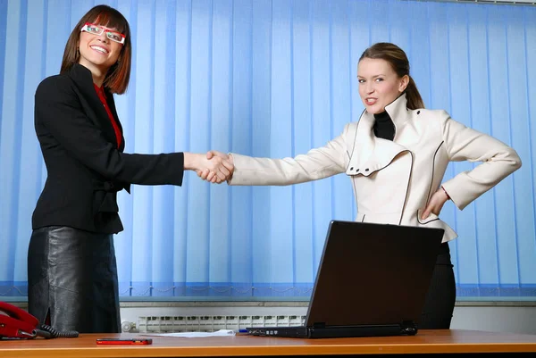 Deux Femmes Affaires Poignée Main Intérieur — Photo