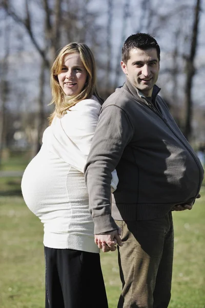 幸せな若い夫婦屋外で自然の中で楽しいと赤ちゃんを待っており 若い家族の成長と妊娠の概念を表す — ストック写真