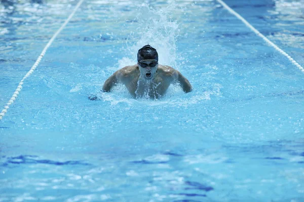 Jong Gezond Met Gespierd Lichaam Man Zwemmen Zwembad Vertegenwoordigen Gezonde — Stockfoto