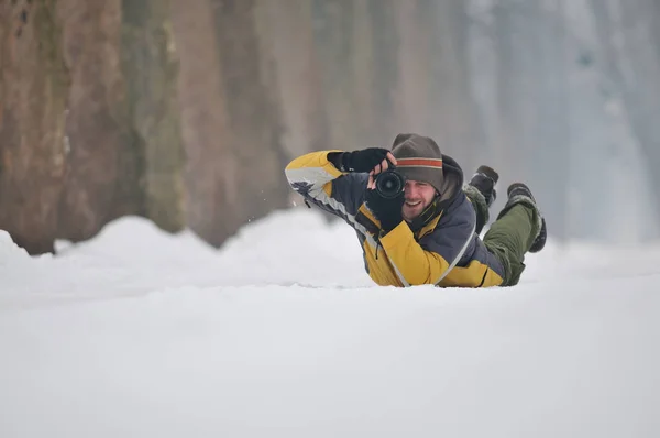 Pro Φωτογράφος Κίτρινο Σακάκι Βρίσκονται Στο Χιόνι Και Κάνοντας Σουτ — Φωτογραφία Αρχείου