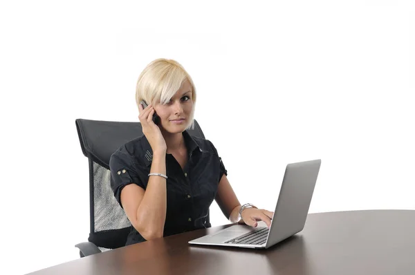 Uma Jovem Mulher Loira Negócios Trabalhando Escritório Laptop Falando Celular — Fotografia de Stock