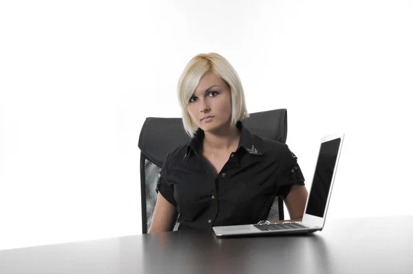 Una Giovane Donna Bionda Affari Che Lavora Ufficio Sul Computer — Foto Stock