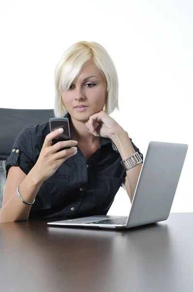 Одна Молода Бізнес Блондинка Працює Офісі Ноутбуці Розмовляє Мобільному Телефоні — стокове фото
