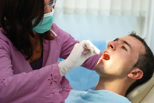 Mädchen Auf Zahnarztstuhl — Stockfoto